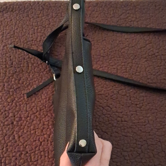 Nautica Sleek Black Crossbody Bag - Picture 3 of 6